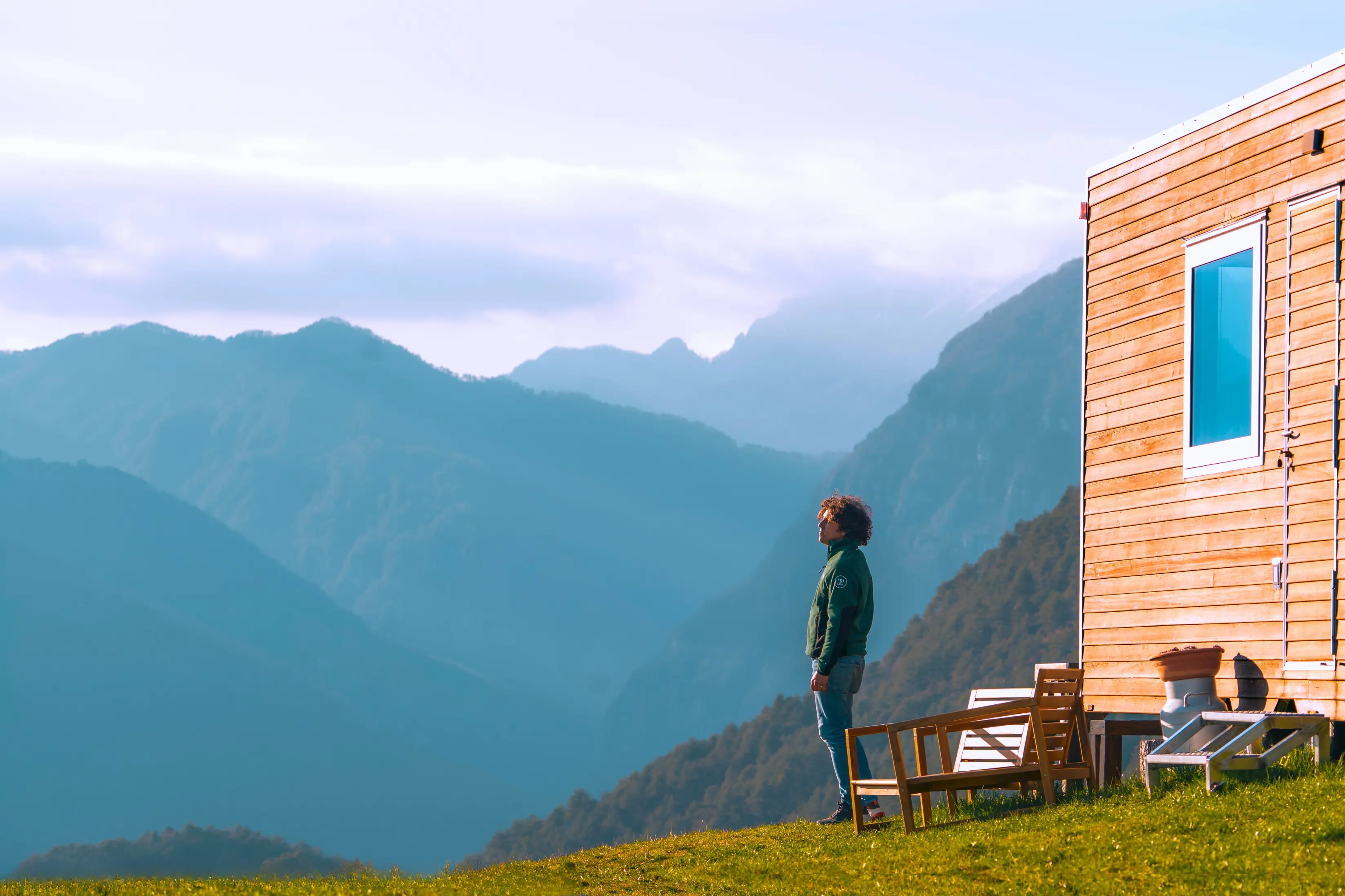 persona che soggiorna in una casetta nella natura sulle Prealpi Carniche in Val d'Arzino