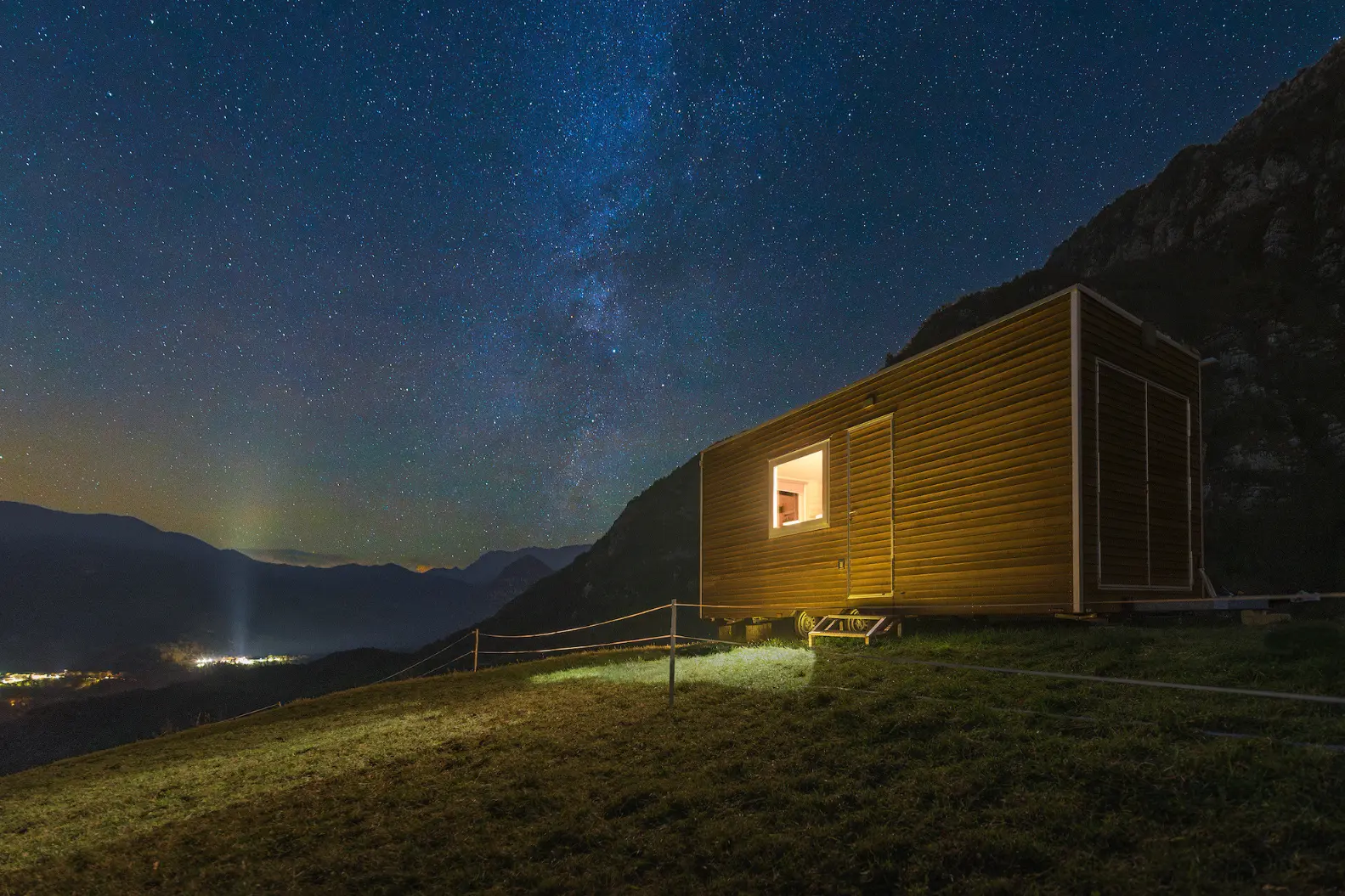 notte stellata vista dalla tiny house in val d arzino pordenone