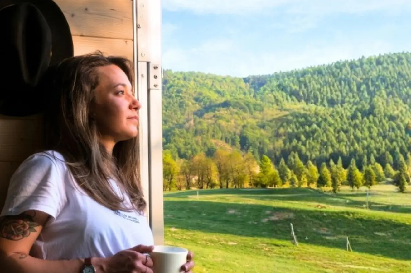 persona che si rilassa in una casetta nella natura sulle alpi giulie vicino a taipana