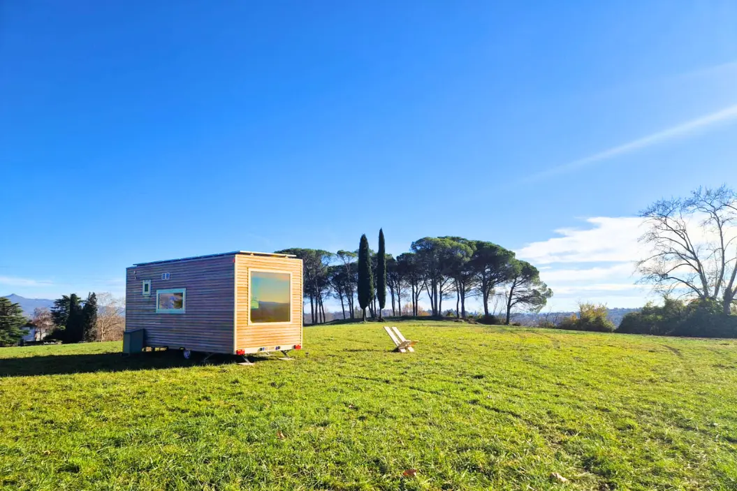 casetta immersa nella natura del parco storico di villa gallici deciani