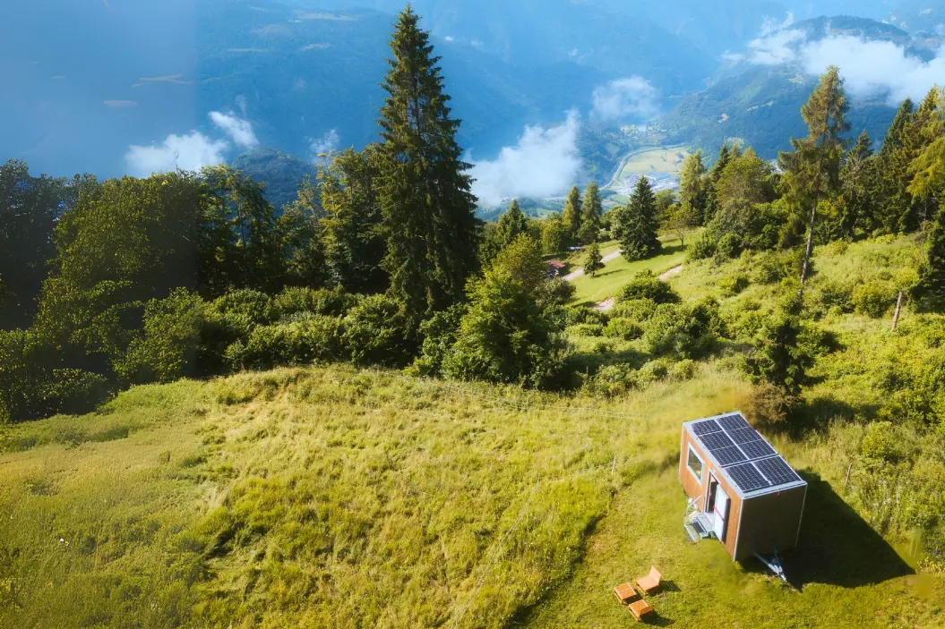 vista dal drone della casetta friland a cima lan sulle dolomiti vicino ad arsie