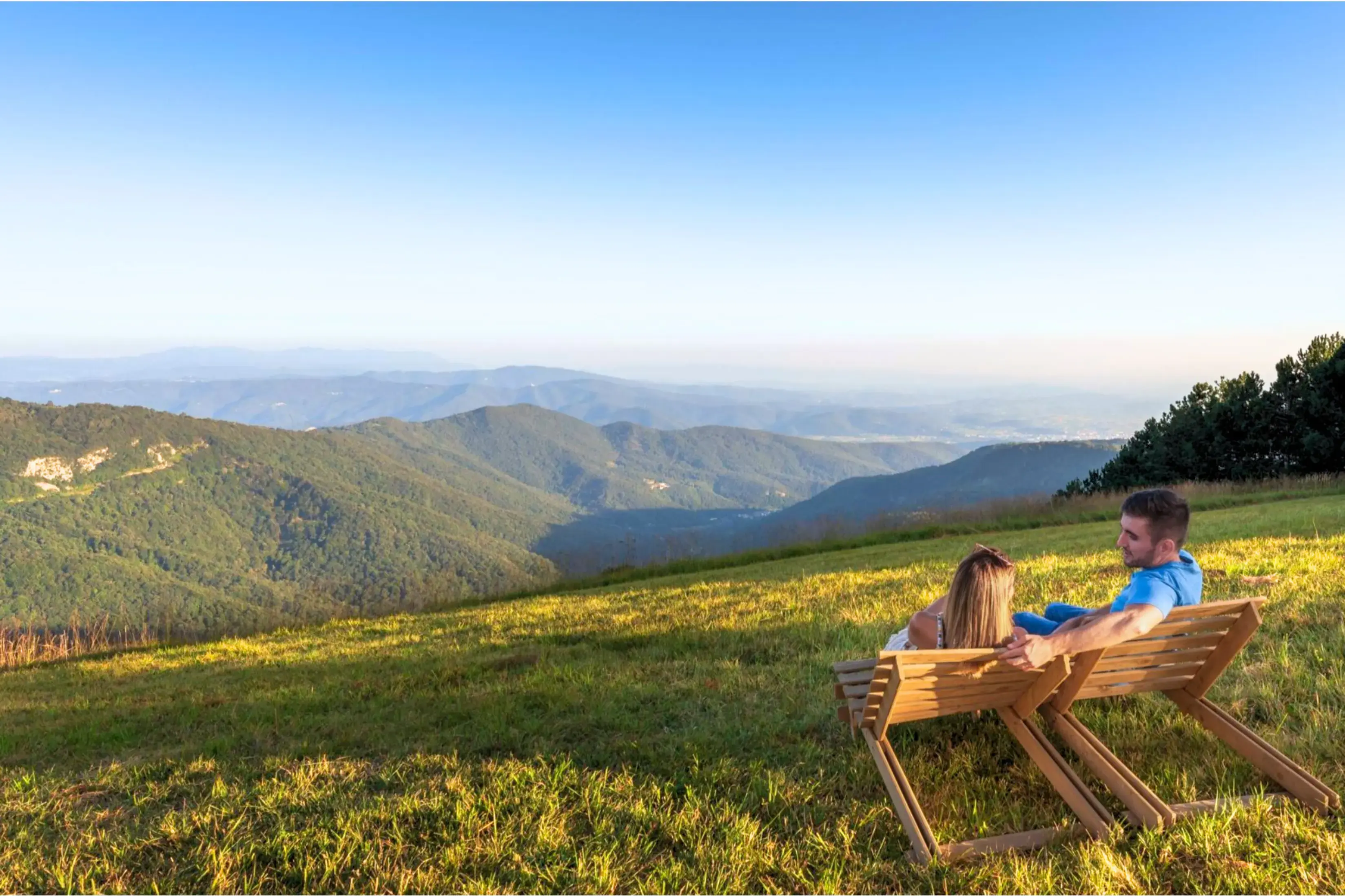 tiny house con persone sulle prealpi Giulie a torreano