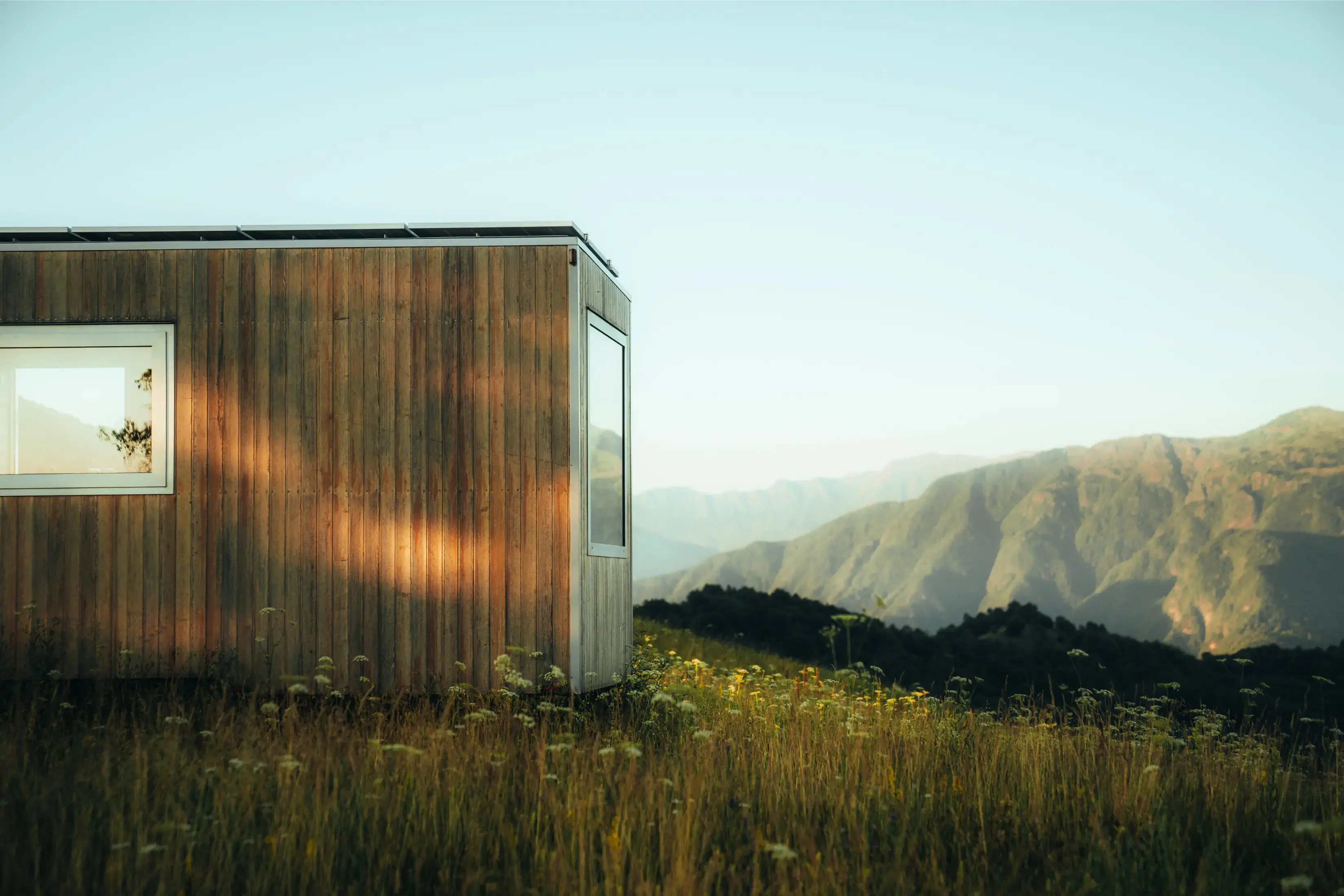 casetta nella prateria sulle prealpi Giulie a torreano