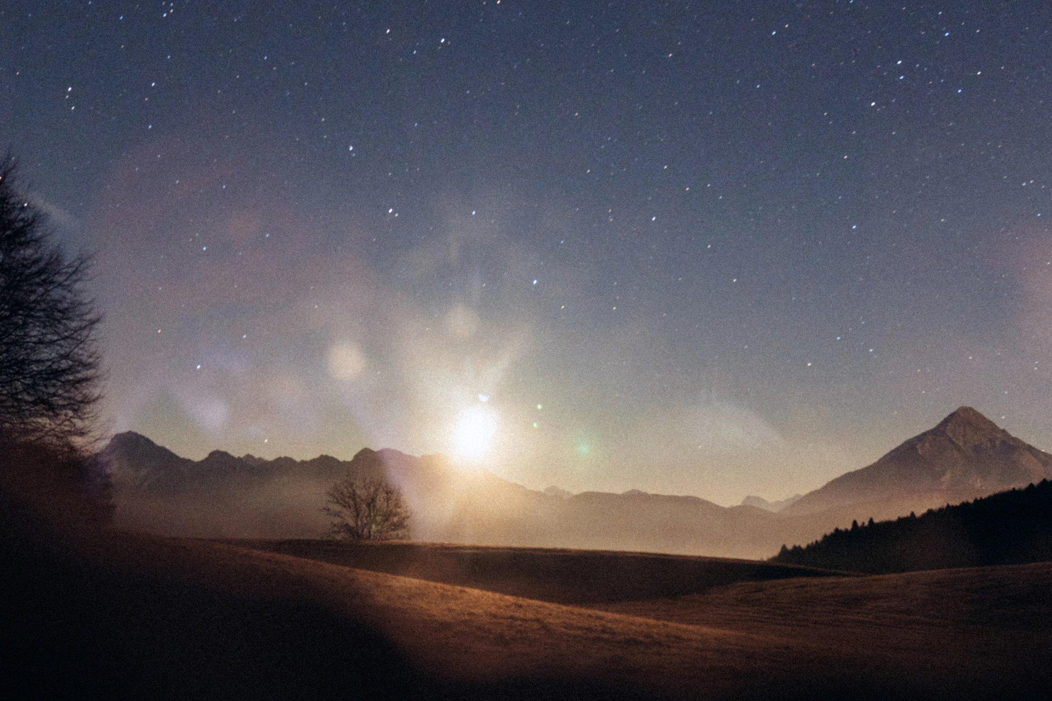 notte di stelle vista dalla tiny house sull Altopiano di Curiedi nelle Prealpi Carniche