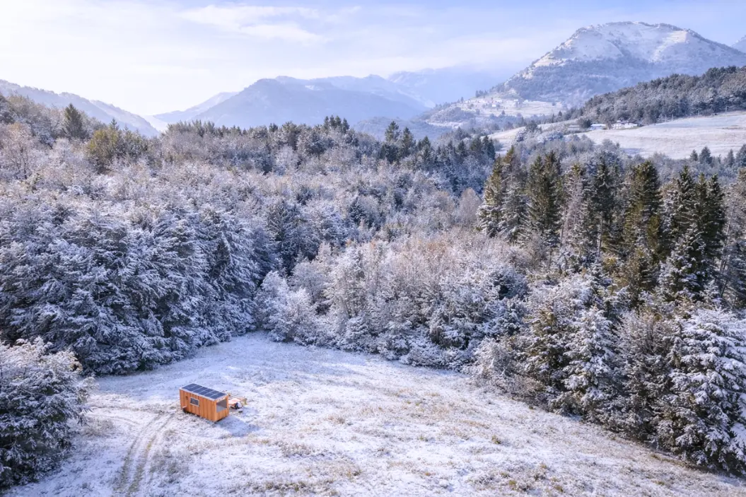 tiny house sotto la neve sull'Altopiano di Curiedi nelle Prealpi Carniche