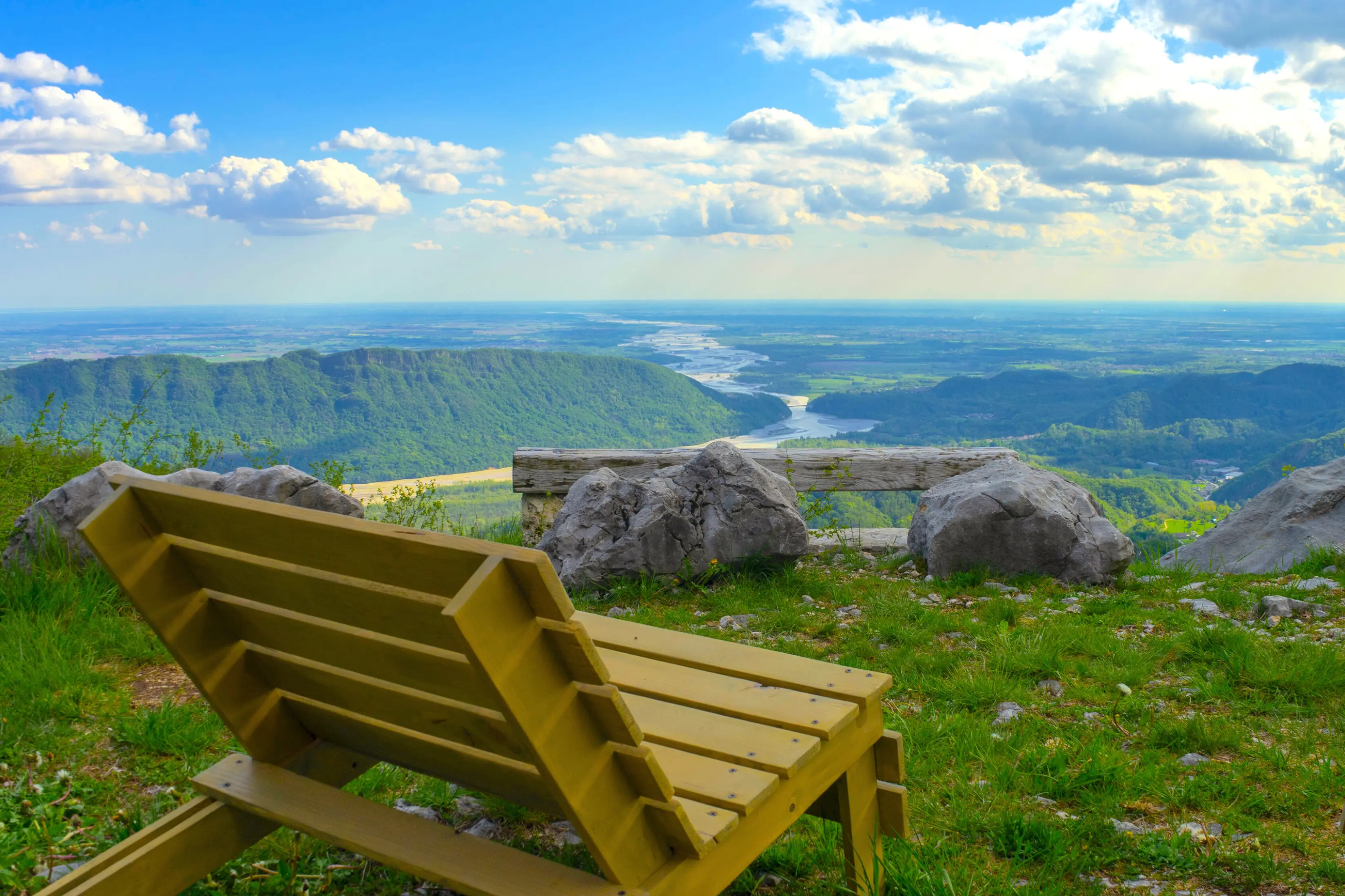 esterno della tiny house con vista sul monte prat nelle prealpi carniche