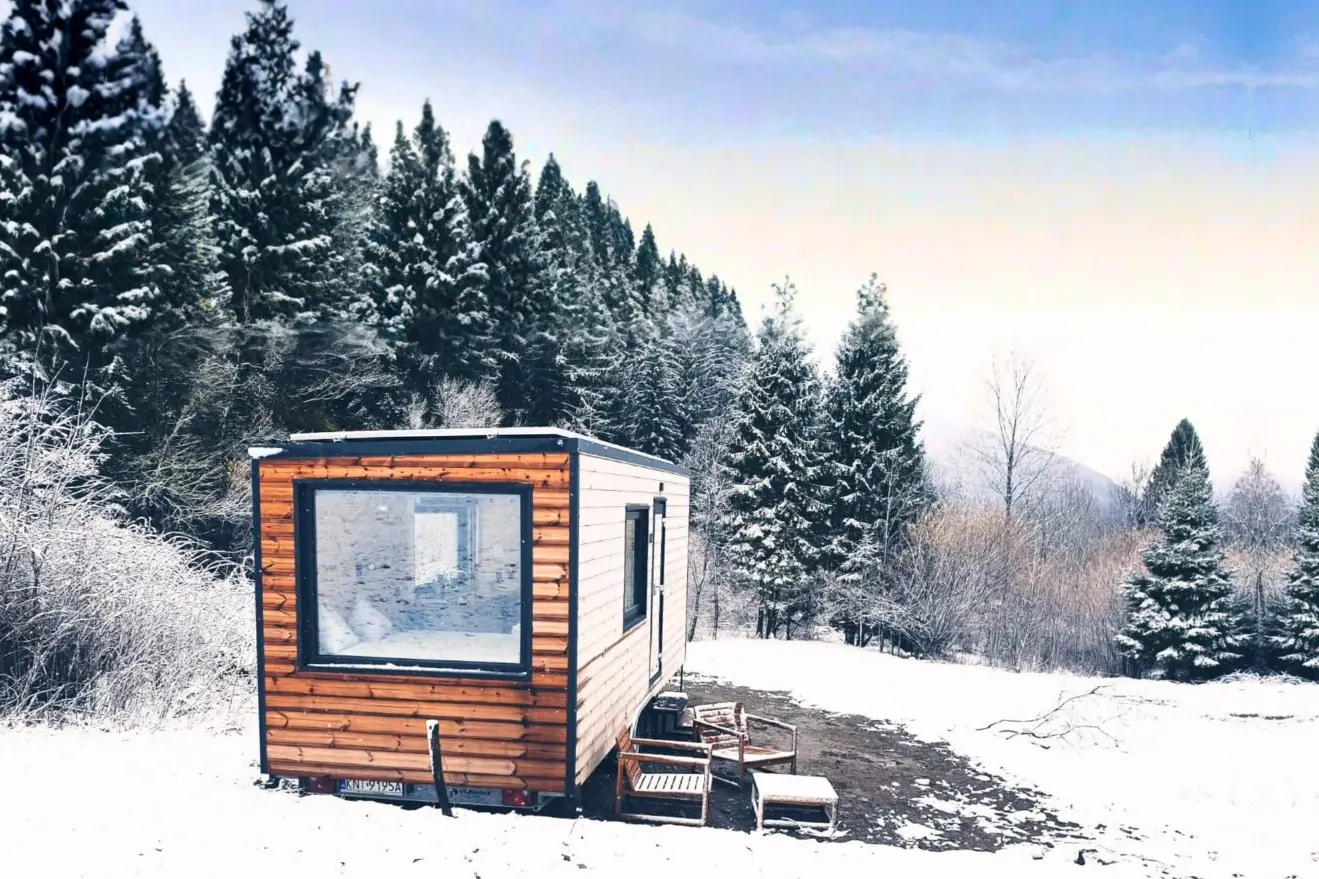 tiny house vicino al bosco innevato a paluzza sulle alpi carniche nella valle del but