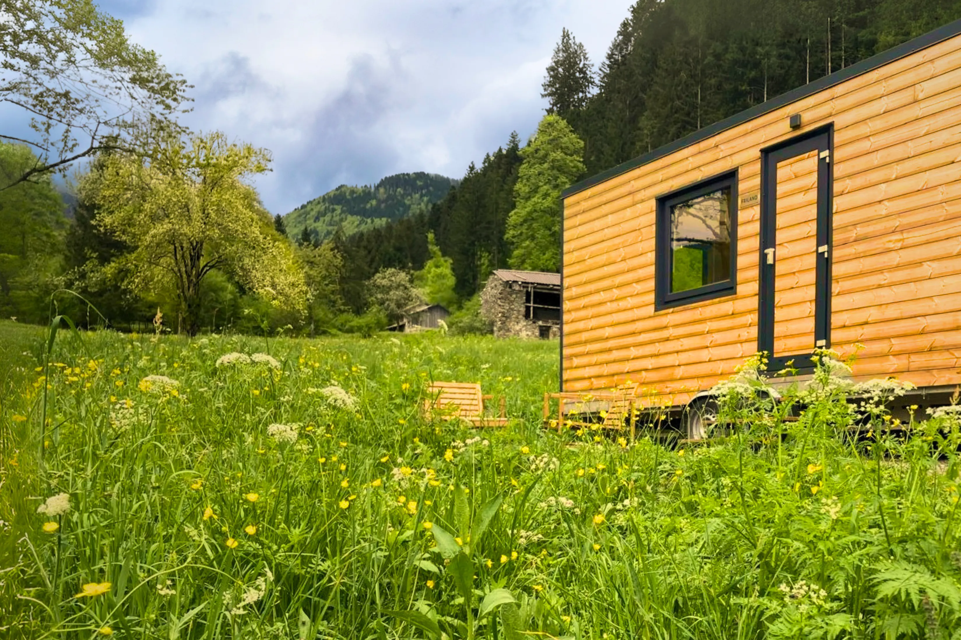 esterno tiny house a paluzza sulle Alpi Carniche nella Valle del But