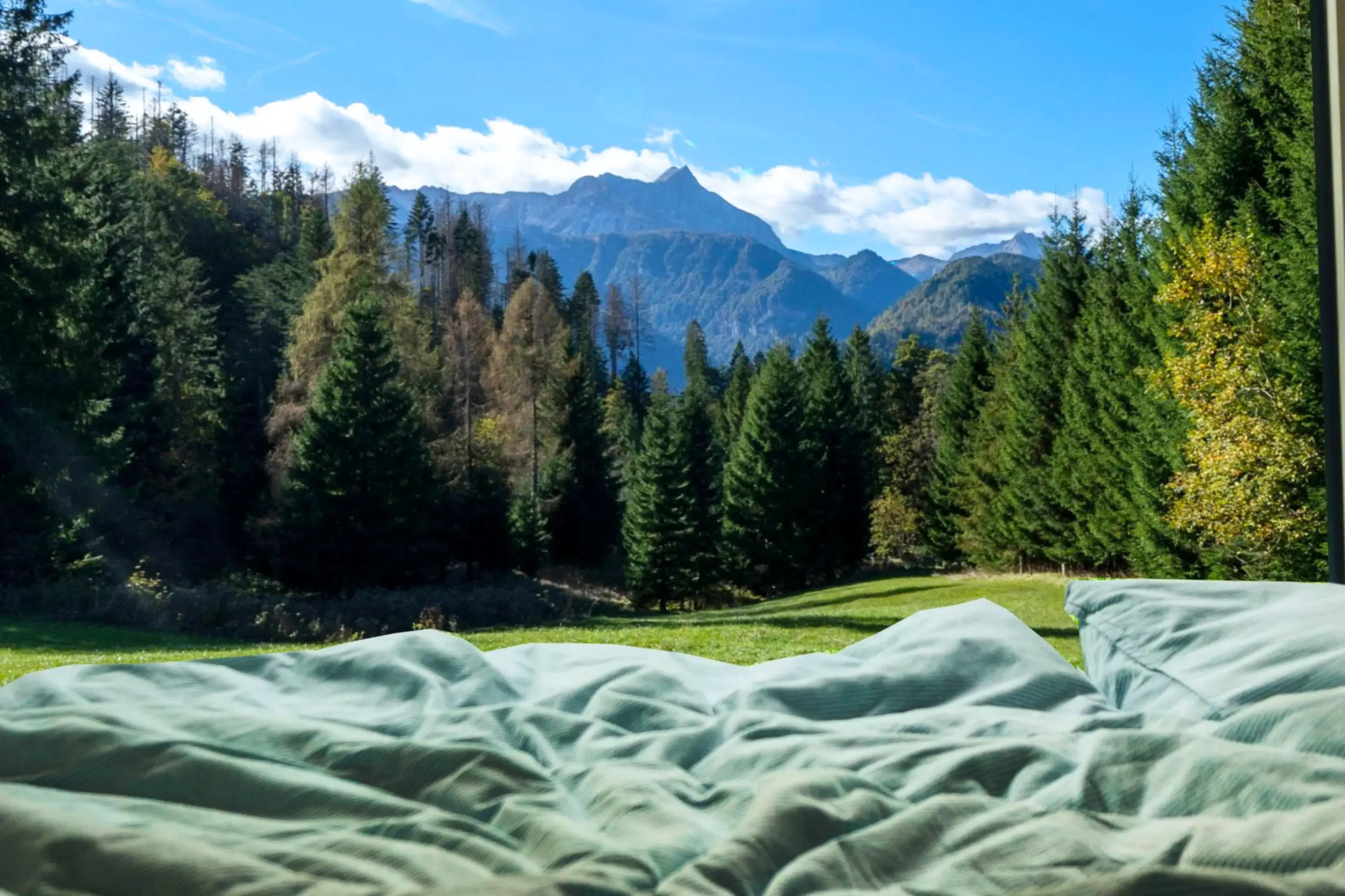 vista dalla finestra della tiny house sulle alpi carniche a sauris