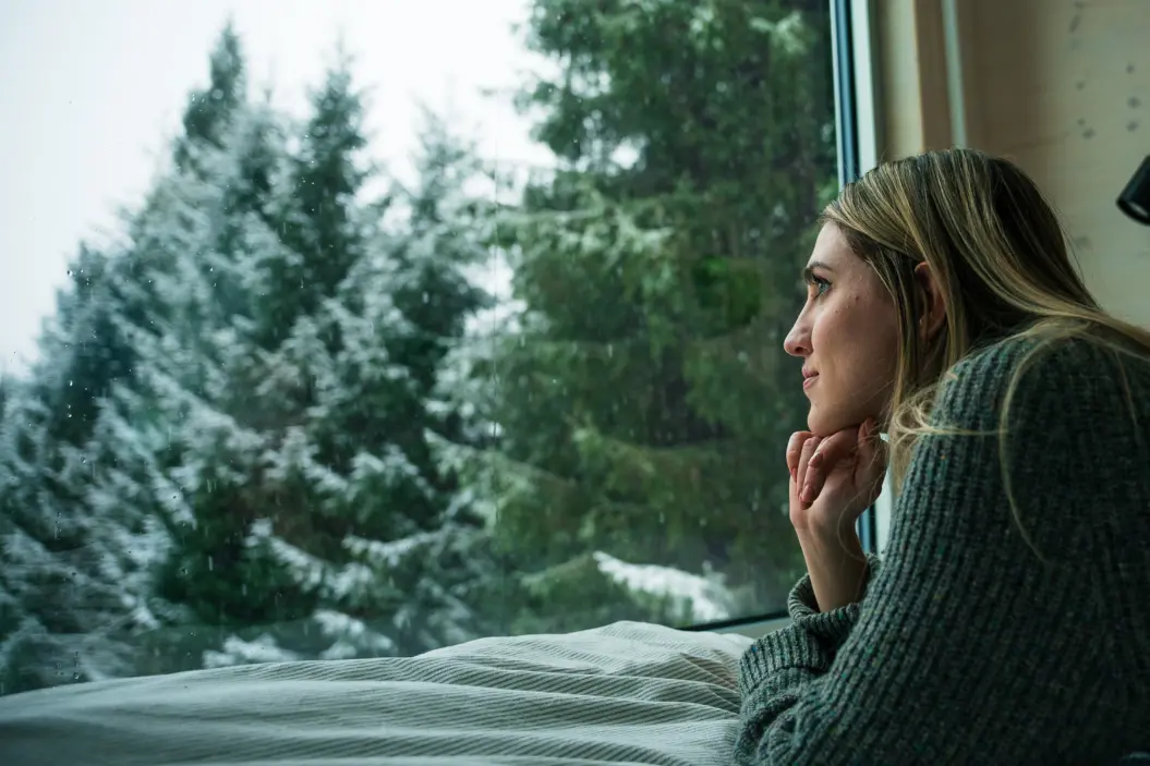 tiny house vicino al bosco con la neve sulle alpi carniche a sauris